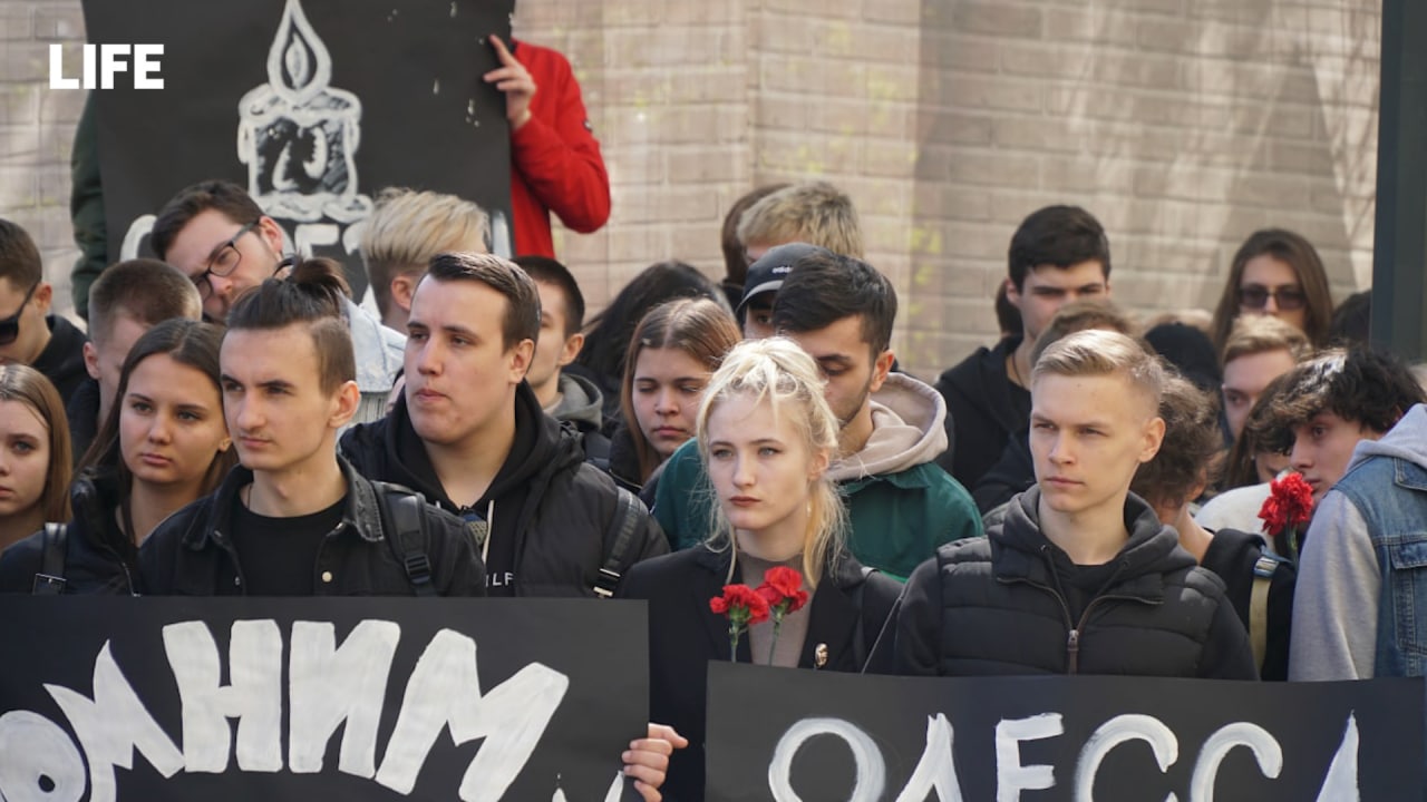 Плакаты с надписями "Одесса. Помним 02.05.2014", "Помним 02.05.2014" и другие © Предоставлено Лайфу