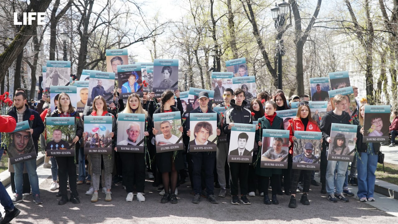 Активисты держали фотографии погибших в трагедии, цветы и плакаты © Предоставлено Лайфу