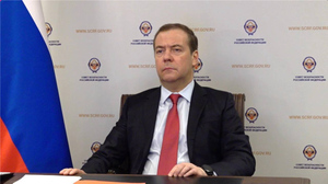 "Гнилой оружейный сюжет": Медведев обвинил США в спонсировании международного терроризма из-за военной помощи Киеву