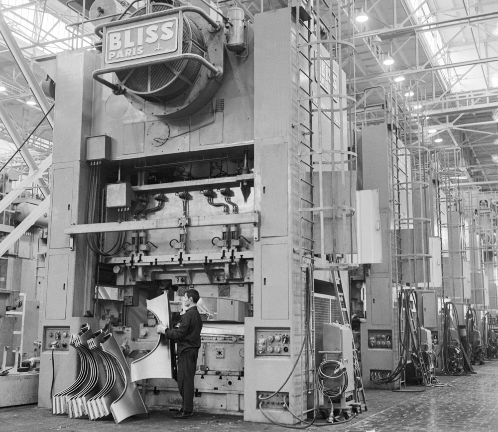 Участок штамповочного цеха, оборудованный французскими прессами "Блисс", на Ижевском автомобильном заводе. Фото © ТАСС / Борис Корзин