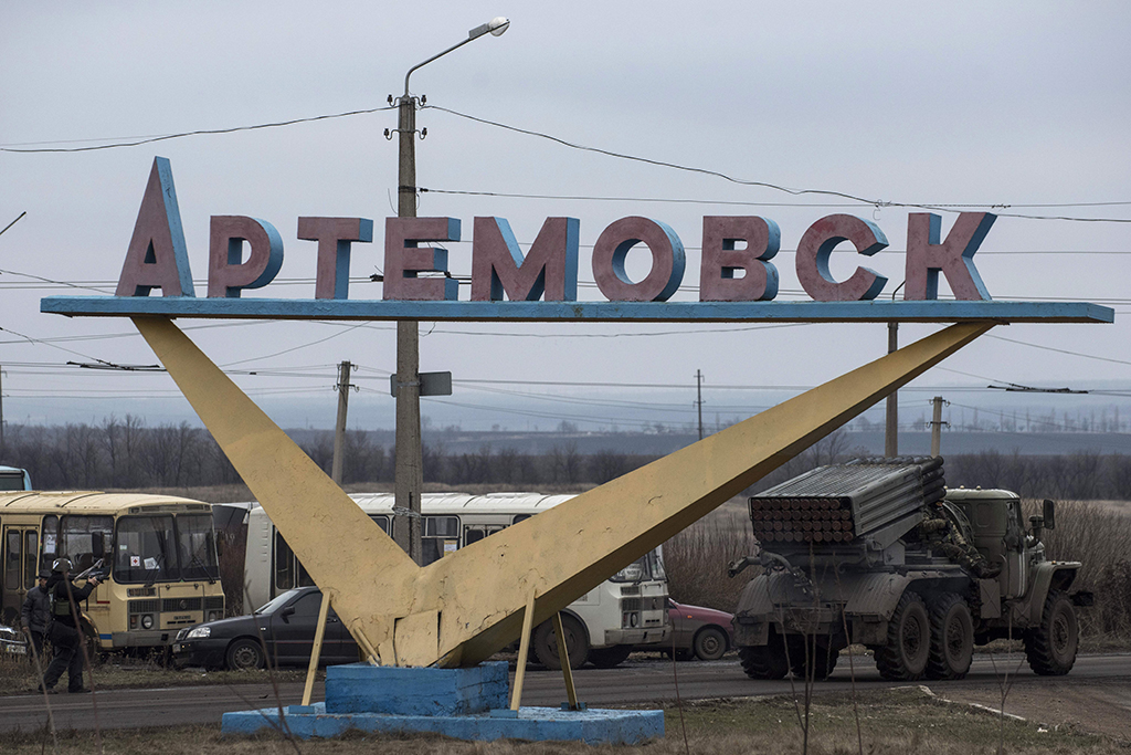 Ситуация в Артёмовске Донецкой области. Фото © ТАСС / AP Photo / Evgeniy Maloletka