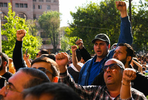 Оппозиционеры в Ереване попытались войти в зал гостиницы, где находится Пашинян