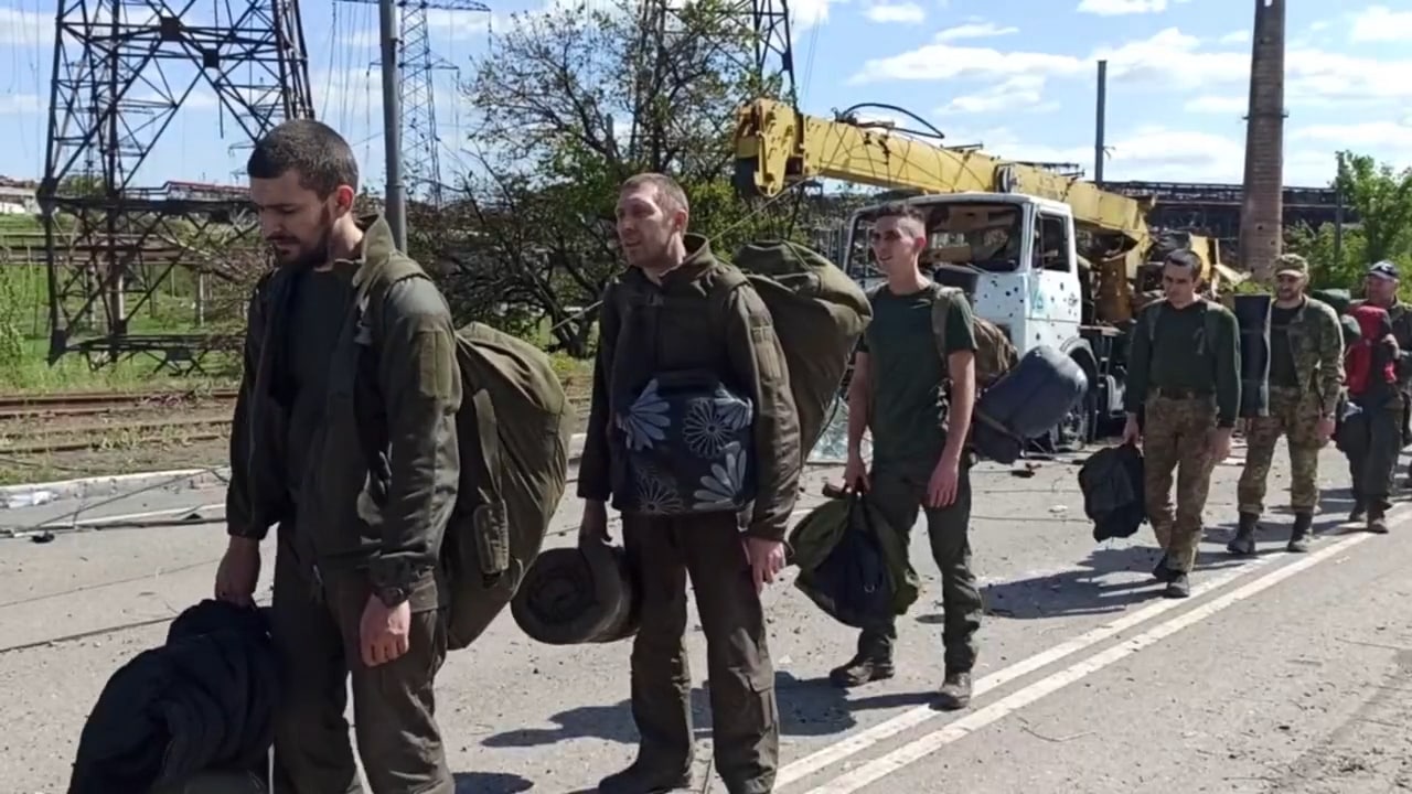 Минобороны РФ показало видео с выходом последней группы боевиков с 