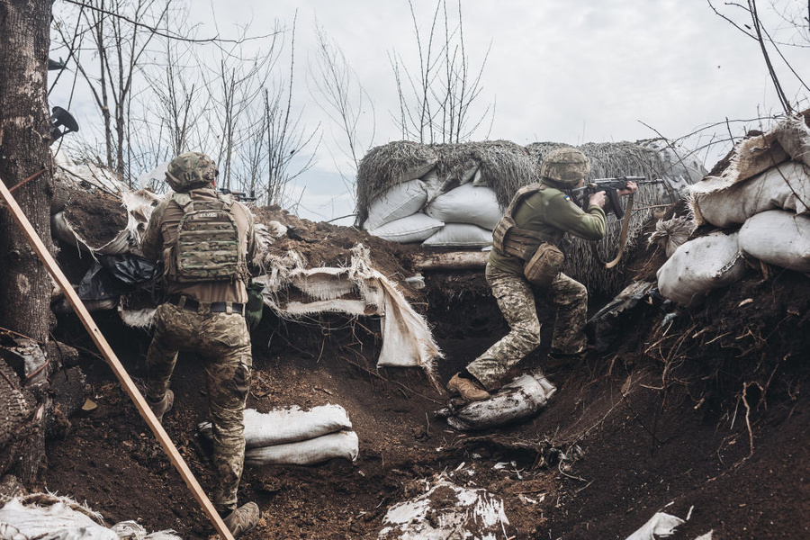 Украинские солдаты на линии фронта Украины в Донбассе, Украина, 11 апреля 2022 года. Обложка © Getty Images / Diego Herrera Carcedo / Anadolu Agency