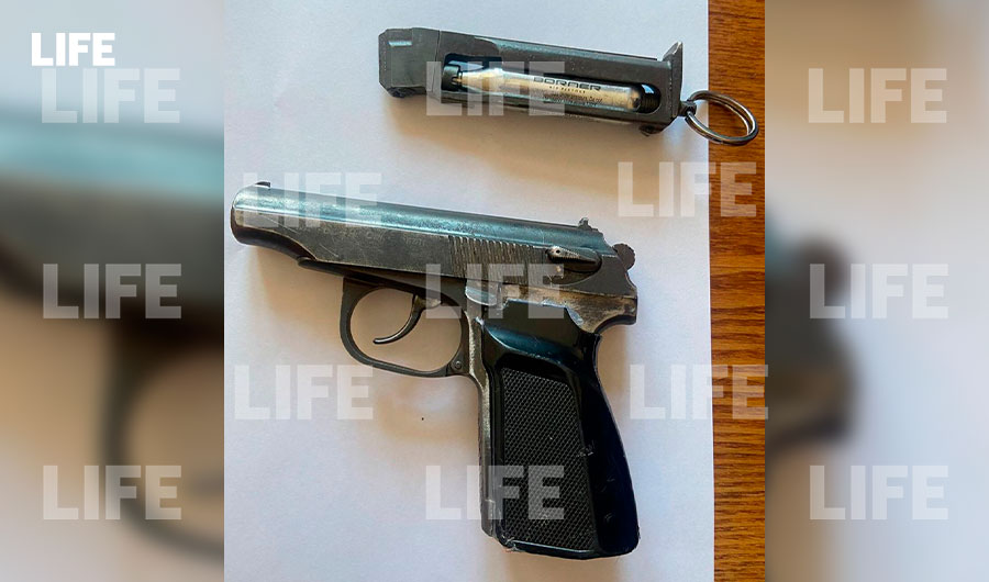 <p>Изъятый пневматический пистолет, из которого был обстрелян военкомат. Обложка © LIFE</p>