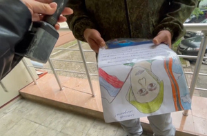 "Мурашки по коже": Раненому офицеру в ДНР передали письма и рисунки от школьников из Подмосковья