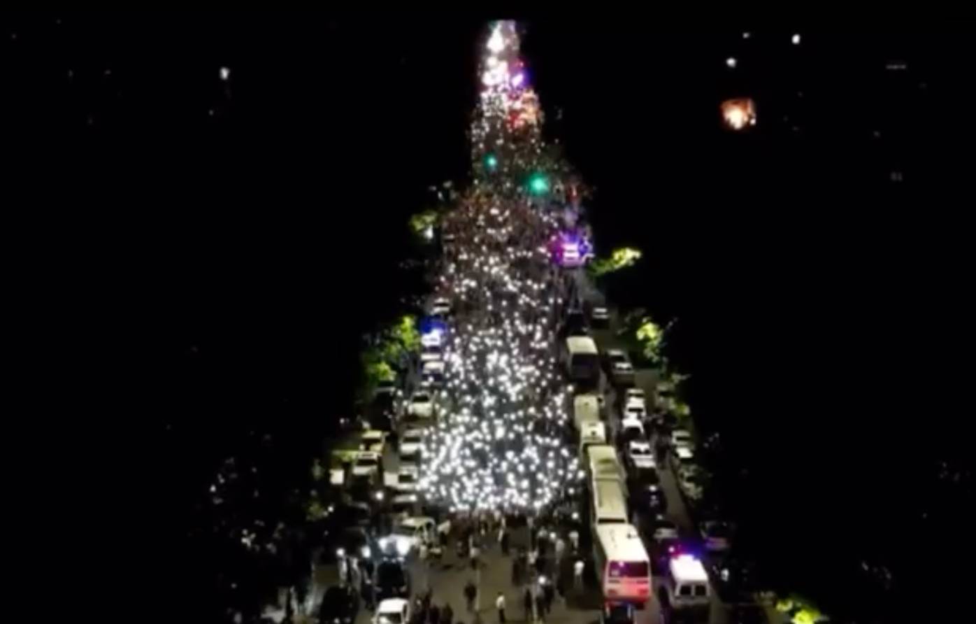 Зажгли фонарики: Более 40 тысяч человек собрались на очередном митинге оппозиции в Ереване