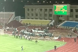 На стадионе в Шымкенте прямо во время матча из-за сильного ветра рухнула крыша