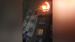 Мужчина и женщина в Ленобласти выпрыгнули из горящей квартиры на третьем этаже