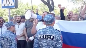 Жители Еревана с триколором прогнали от Посольства РФ сторонников Украины