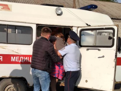 На Алтае полицейские спасли упавшую в 15-метровую яму женщину. Фото © МВД РФ