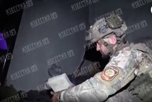 С боеприпасами и красной икрой: Командирское лежбище в бункере "Азовстали" сняли на видео