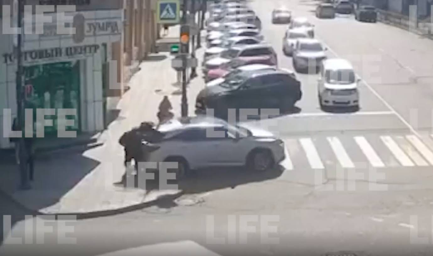 Lexus без водителя сам "сдал назад" и протаранил толпу пешеходов у светофора во Владивостоке