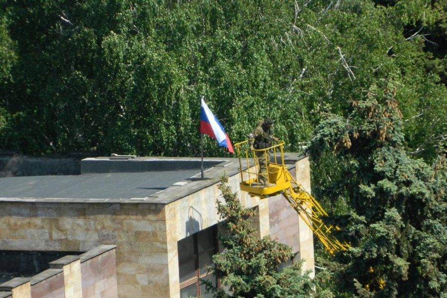 Флаг России поднят на здании мэрии Светлодарска Донецкой области. Фото © Telegram / DeZa | ДОНБАСС