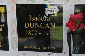 Вандалы испортили памятник Айседоре Дункан стикером в поддержку Украины. Фото © Telegram / josephineVV5 