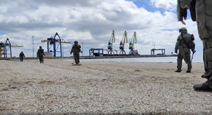 Работают роботы и люди: Российские сапёры разминируют побережье Азовского моря в Мариуполе