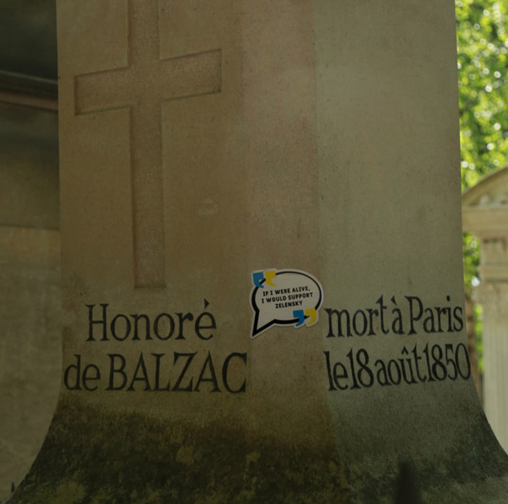 Вандалы испортили памятник Оноре де Бальзаку стикером в поддержку Украины. Фото © Telegram / josephineVV5 