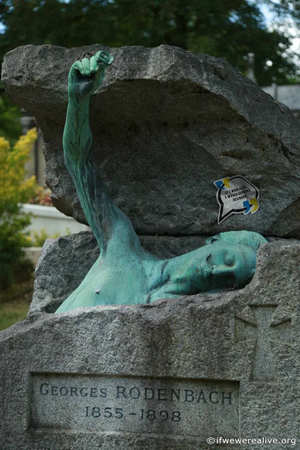 Вандалы испортили памятник Жоржу Роденбаху стикером в поддержку Украины. Фото © Telegram / siadevinci