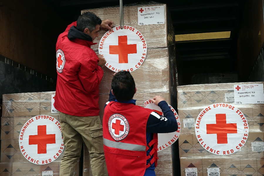 Сотрудники организации Красный Крест. © ТАСС / ORESTIS PANAGIOTOU