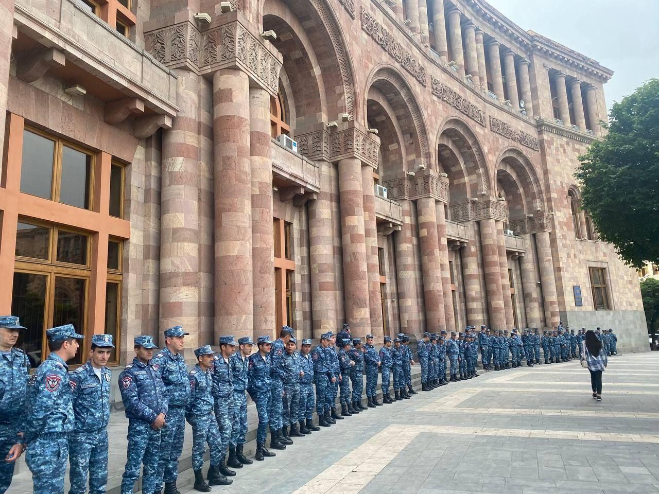 Полиция усилила защиту здания правительства. Фото © Telegram / "Sputnik Ближнее зарубежье"