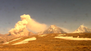 Будто взрыв: Мощный выброс пепла из вулкана Безымянный на Камчатке попал на видео 