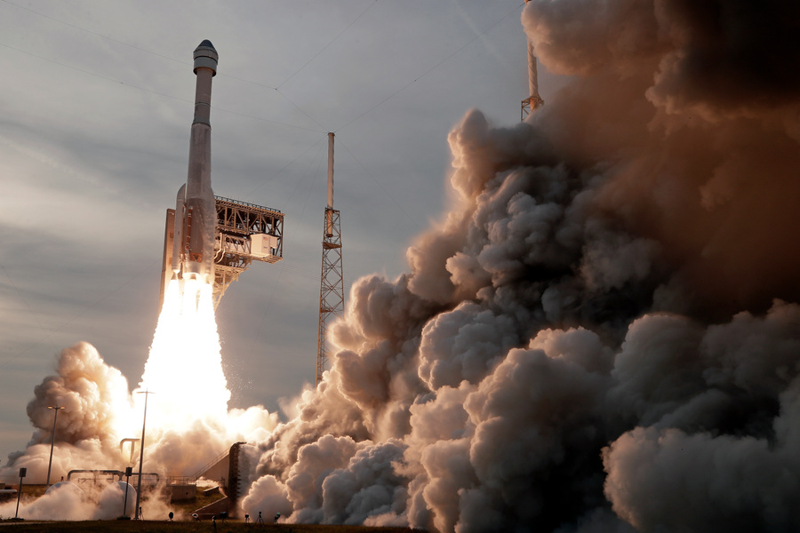 Космический корабль Starliner компании Boeing с помощью ракеты-носителя Atlas V стартовал к МКС в рамках второго тестового полета. Обложка © ТАСС / АР / John Raoux