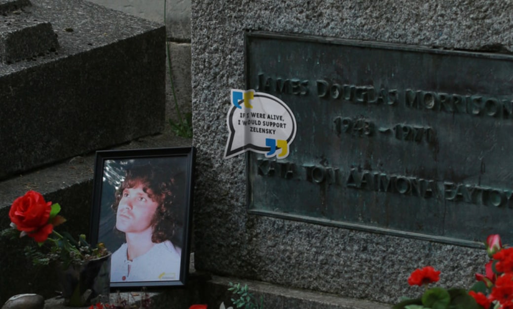 Вандалы испортили памятник Джиму Моррисону стикером в поддержку Украины. Фото © Telegram / josephineVV5 