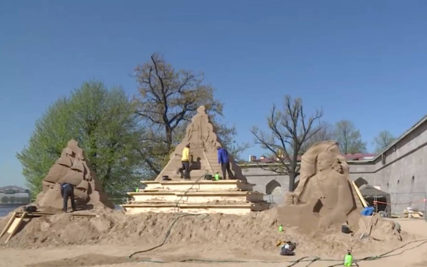 Мастера Петербурга покажут процесс создания песчаных скульптур у Петропавловской крепости 