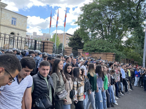 Стычки с полицией и танцы: Протестующие в Ереване заблокировали вход в президентский дворец
