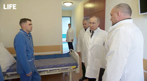 "Будешь танцевать": Путин подбодрил бойца, оказавшегося на костылях из-за ранения