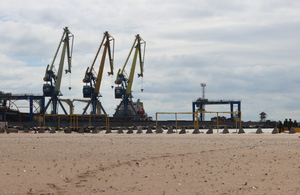 Захарова: Пять иностранных судов покинули порт Мариуполя после разминирования