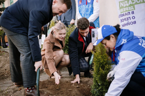 Выпускники российских школ присоединились к акции "Сад памяти" в день последнего звонка
