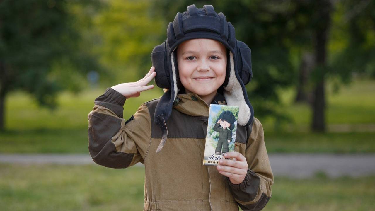 "Наш народный герой": В честь встречающего бойцов "Операции Z" мальчика выпустили шоколад "Алёшка"