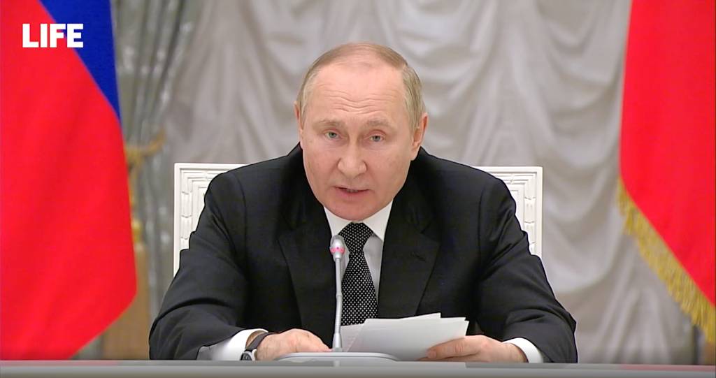 Путин: Многодетная семья в России должна утвердиться как норма