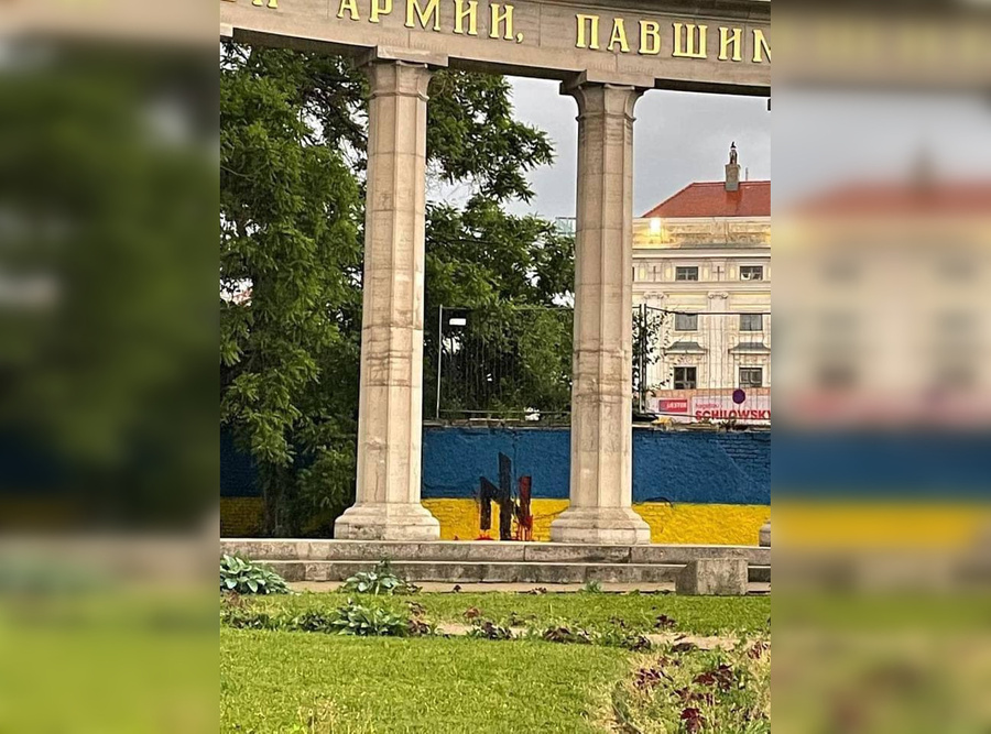 Символика "Азова" на стене у памятника советским воинам в Вене. Фото © Telegram-канал Посольства РФ в Австрии