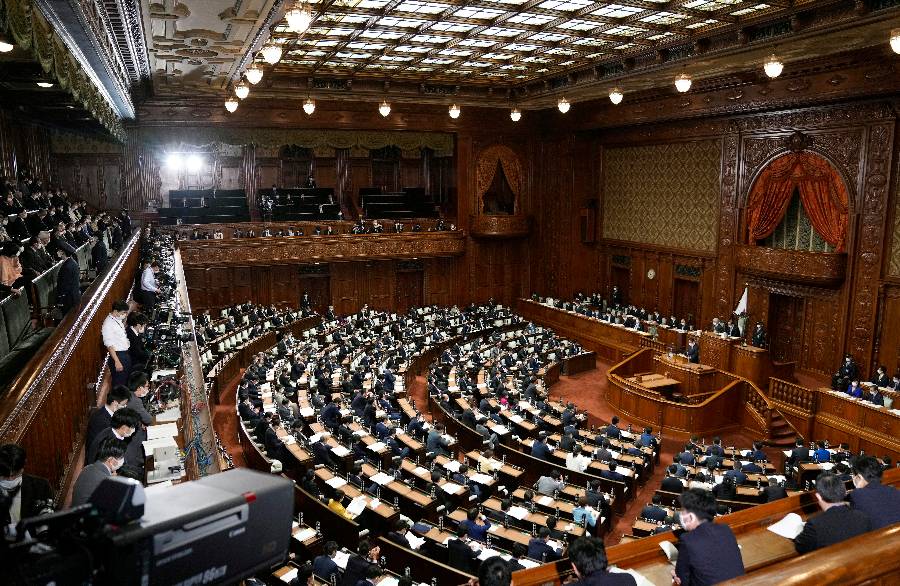 В Японии спикера нижней палаты парламента обвинили в домогательствах
