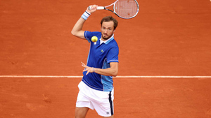 Вторая победа после операции: Теннисист Медведев пробился в третий раунд "Ролан Гаррос"