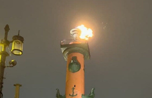 В Санкт-Петербурге в честь Дня города зажгли факелы Ростральных колонн