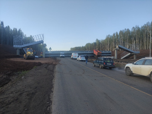 КамАЗ с поднятым кузовом обрушил пешеходный мост на трассе Пермь – Екатеринбург