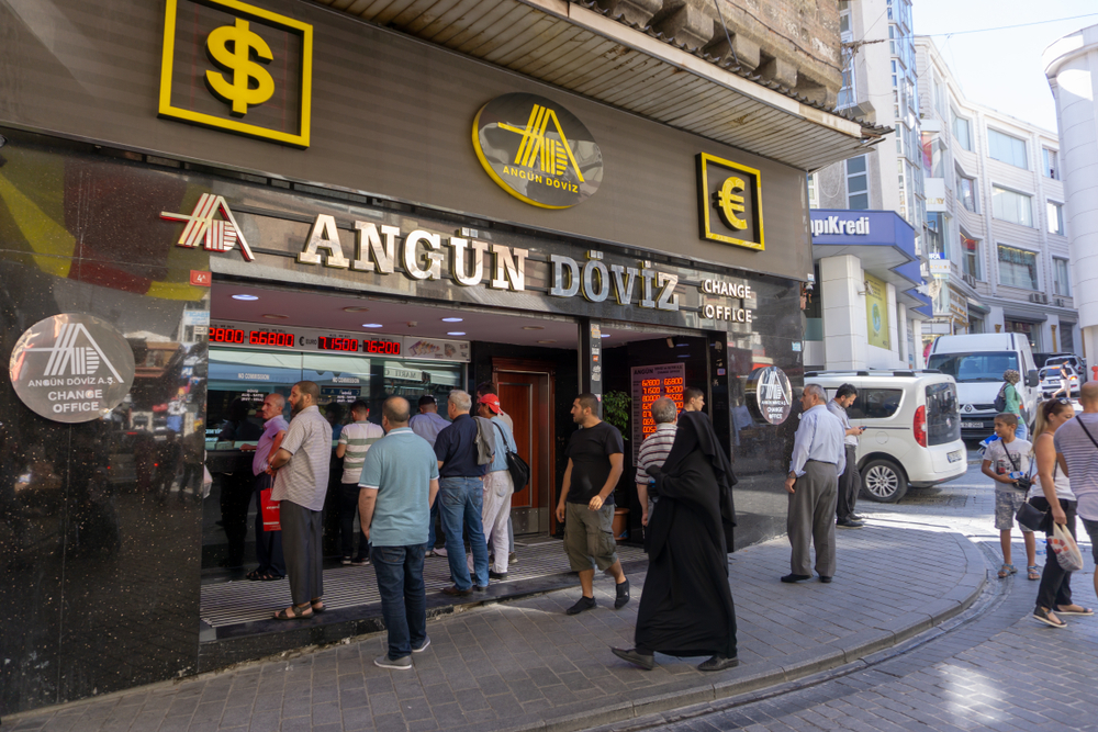Пункт обмена валют в Турции. Фото © Shutterstock