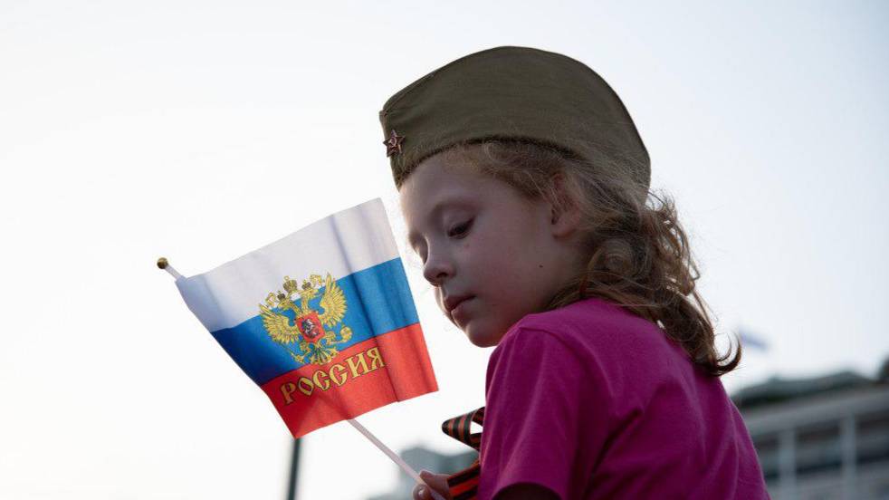 На закупку госсимволов для школ России выделен почти миллиард рублей