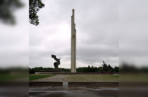 Войска НАТО могут подорвать памятник Освободителям Риги