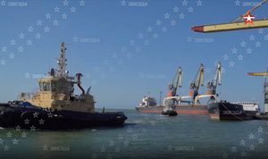 С кортежем из военных: Опубликовано видео прибытия первого сухогруза в освобождённый порт Мариуполя