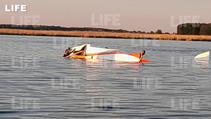 Самолёт с отказавшим двигателем совершил жёсткую посадку на озеро в Тюменской области