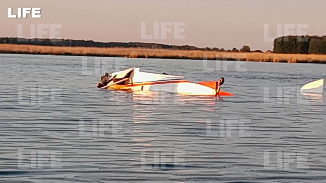 Самолёт с отказавшим двигателем совершил жёсткую посадку на озеро в Тюменской области