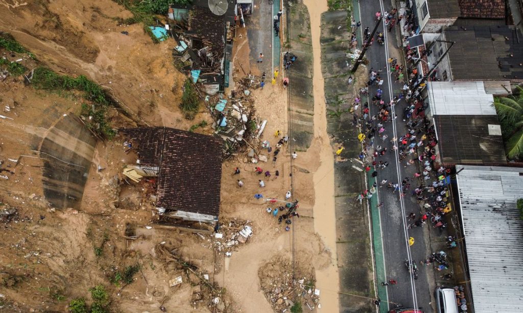 Оползень в Бразилии. Фото © Twitter / radiosociedade