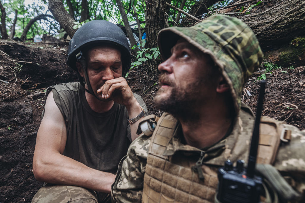 Фото © Anadolu Agency via Getty Images / Diego Herrera Carcedo Украинские военные укрываются от обстрелов на передовой в Донбассе