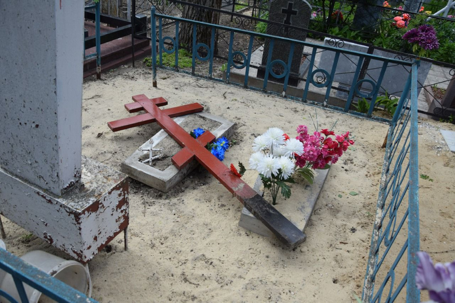 Повреждённые могилы. Фото © Администрация Новоусманского района