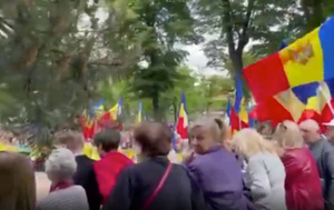 "Руки прочь от оппозиции!": Тысячи жителей Кишинёва вышли на митинг против правительства