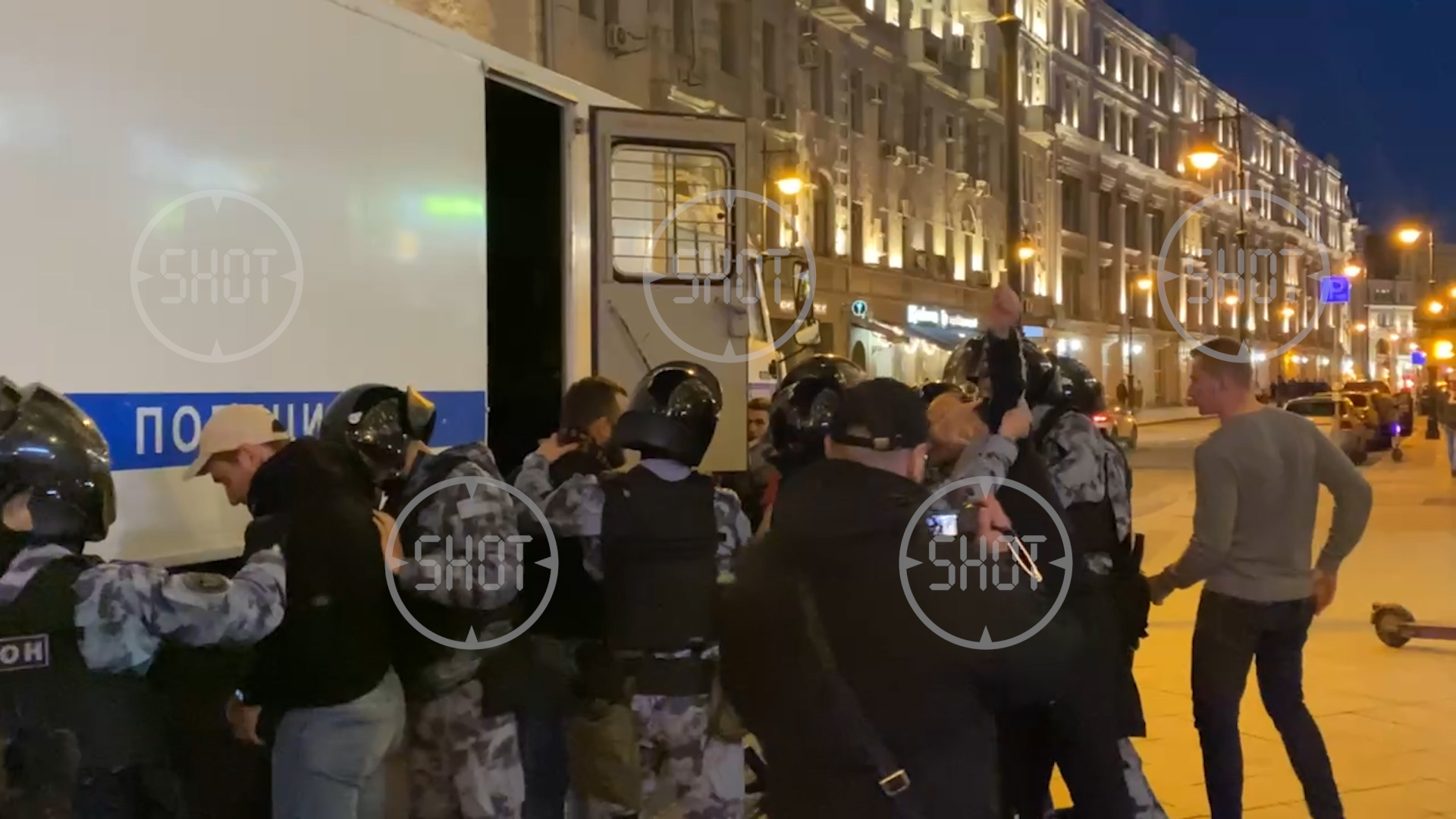 В центре Москвы начались задержания болельщиков 